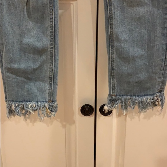 Guess jeans, size 26, frayed bottoms - Picture 3 of 4